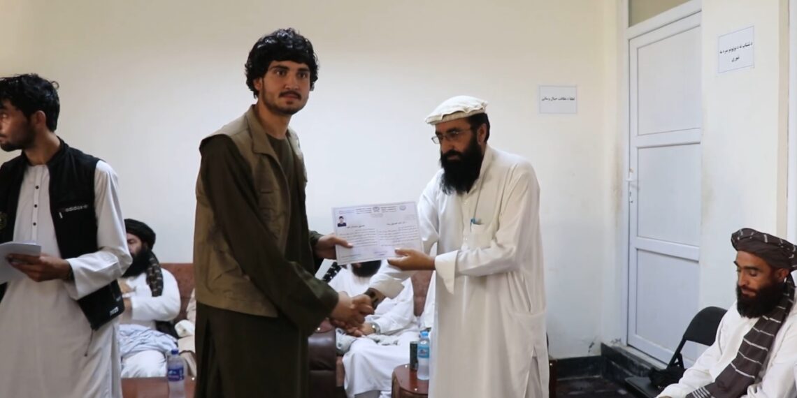 خوست کې د موبایل او سولر جوړونې له زده کړو ۸۸ تنه فارغ شول