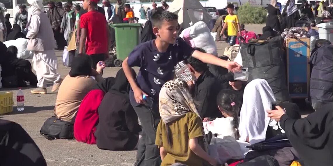 له ایران او پاکستان غوښتنې؛ د افغان کډوالو جبري اخراج ودروئ