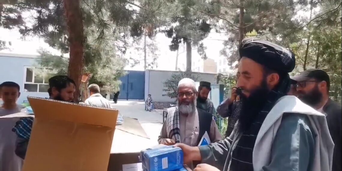 یونیسف سمنګانو کې له زرګونه زده کوونکو سره د درسي موادو مرسته کړې