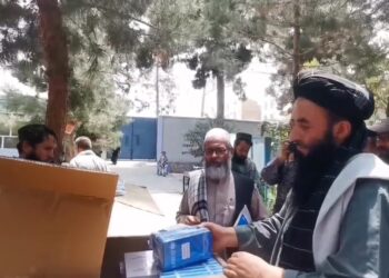 یونیسف سمنګانو کې له زرګونه زده کوونکو سره د درسي موادو مرسته کړې