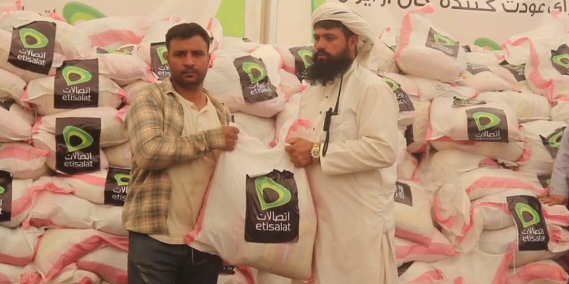 اتصالات مخابراتي شرکت اسلام کلا کې راستنېدونکو کورنیو ته خوراکي توکي ووېشل