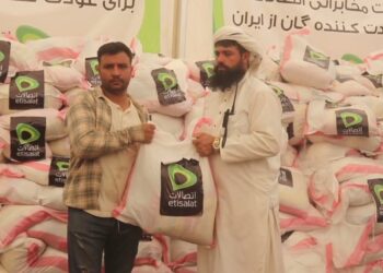 اتصالات مخابراتي شرکت اسلام کلا کې راستنېدونکو کورنیو ته خوراکي توکي ووېشل