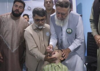 هرات کې د ګوزڼ ضد واکسینو کمپاین؛ راستنو شویو ماشومانو ته واکسین ورکول کېږي