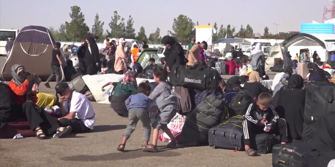 له ایرانه په جبر د افغان کډوالو ایستلو نړیوال غبرګونونه را پارولي