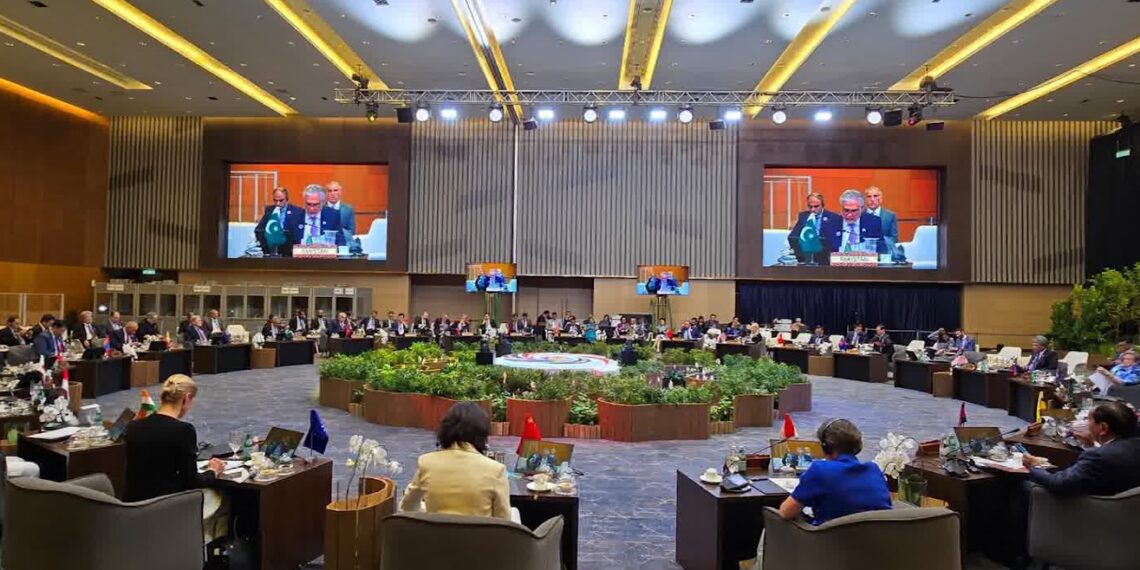 اسحاق ډار: باثباته افغانستان د پاکستان پر ګټه دی