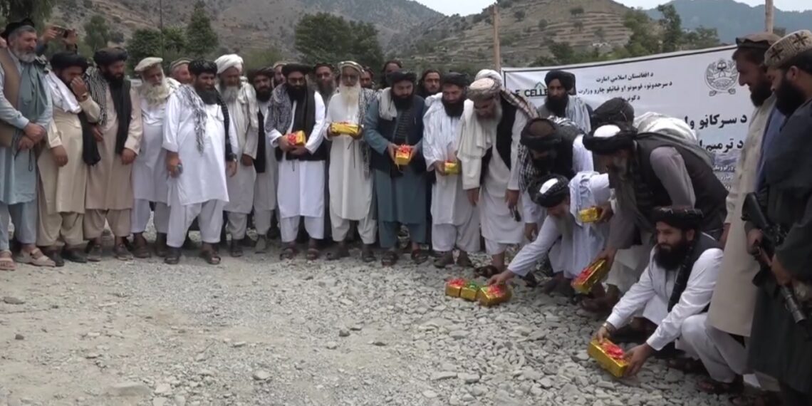 د کونړ په شپږو ولسوالیو کې د ٣٥ بېلابېلو پروژو چارې پیل شوې