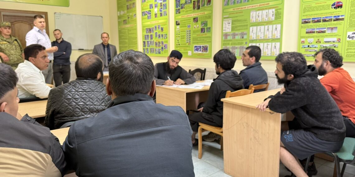 مسکو کې د افغانستان سفارت پلاوي د بېلاروس زندانونو کې بندي افغانانو پوښتنه کړې