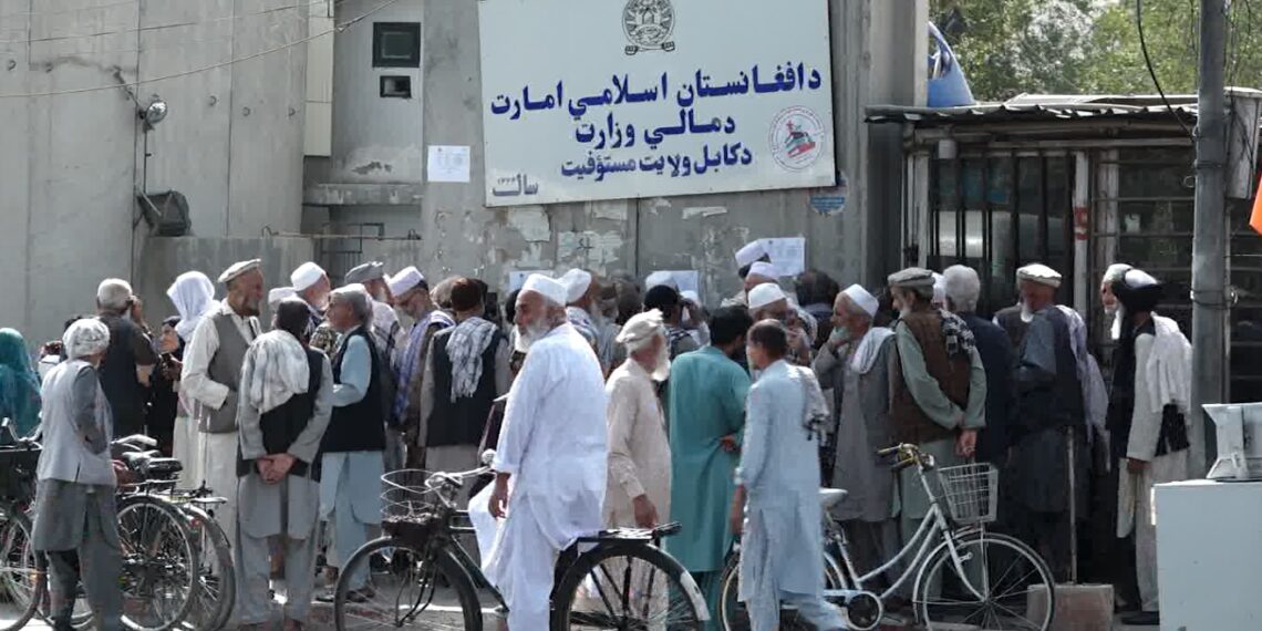 مالیې وزارت متقاعدینو ته د تقاعد حقوقو ورکولو لړۍ پیل کړه