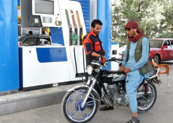 کابل ښاریان: د تېلو بیې لوړېدو مو پر کاروبار منفي اغېز کړی