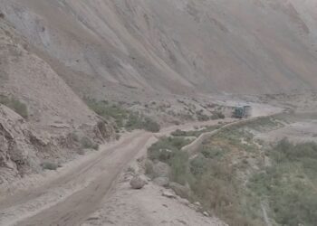 د سرپل بلخاب ولسوالۍ اوسېدونکي د مواصلاتي لارو له خرابوالي شکایت کوي