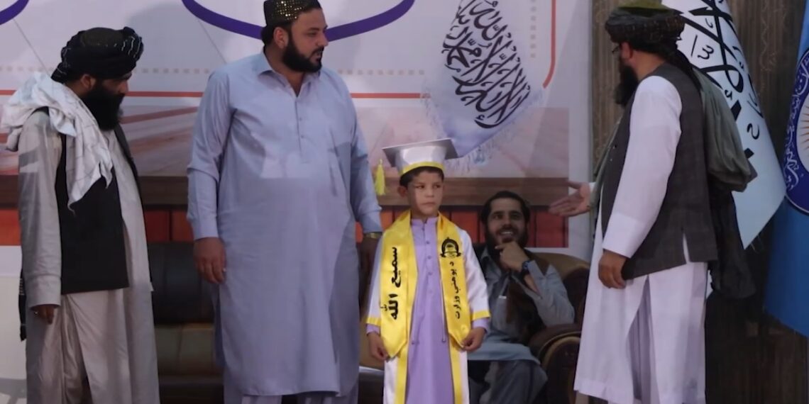 پوهنې وزارت د ديني زده کړو ترڅنګ عصري زده کړې هم د هېواد پرمختګ لپاره حياتي بولي