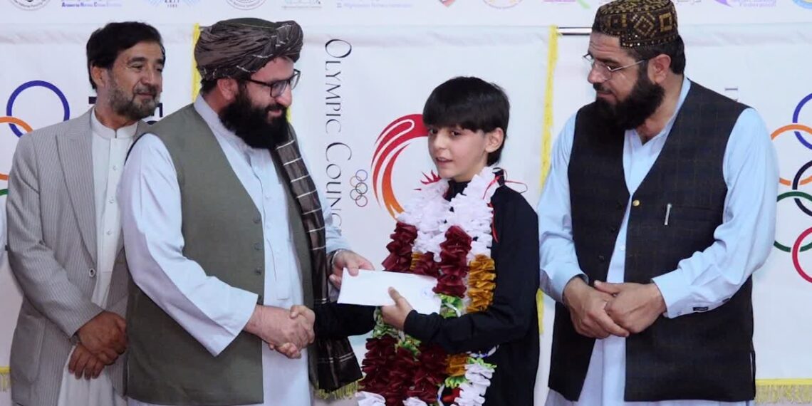 د المپیک ملي کمېټې کوچني فوټبالر محمد عثمان ته کابل کې د مسلکي فوټبال د زده کړې زمینه برابره کړه