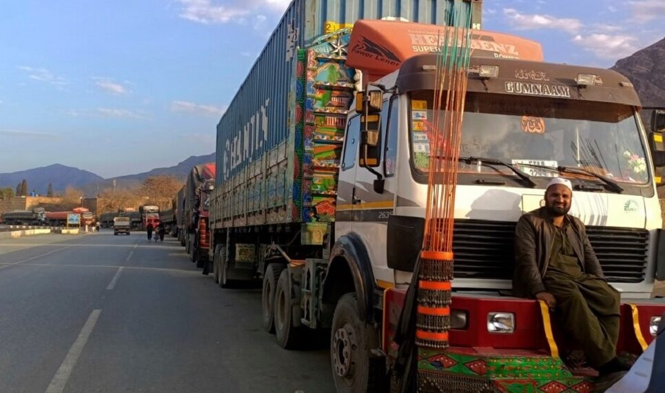 د ټرانسپورټي شرکتونو مسوولین: پاکستان له افغانانو نږدې ۲۰ زره لارۍ اېسارې کړې