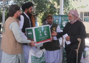 ملک سلمان بنسټ هرات کې راستنو شویو کډوالو ته د مرستو وېشلړۍ پيل کړه