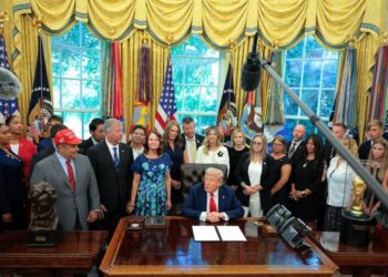 ټرمپ یوځل بیا له افغانستانه د امریکایي ځواکونو وتلو پریکړه غندلې