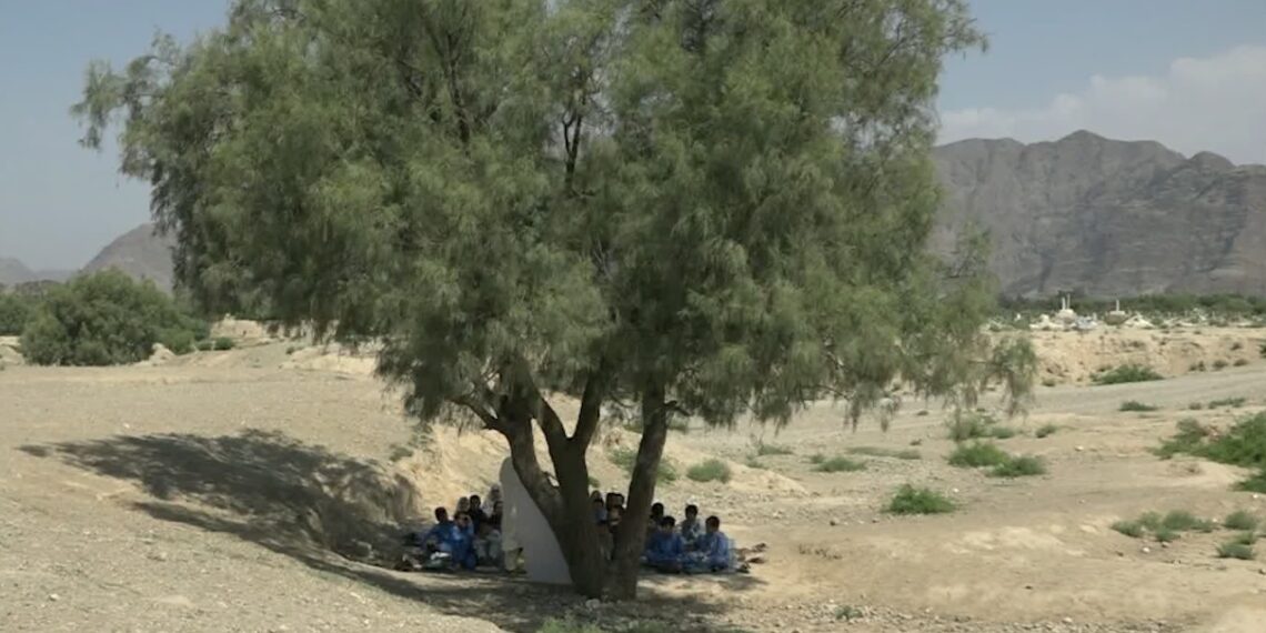 د بلخ او ننګرهار اوسېدونکي: په ډېرو ولسوالیو کې لاهم ښوونیز بهیر له ګڼو ستونزو سره مخ دی