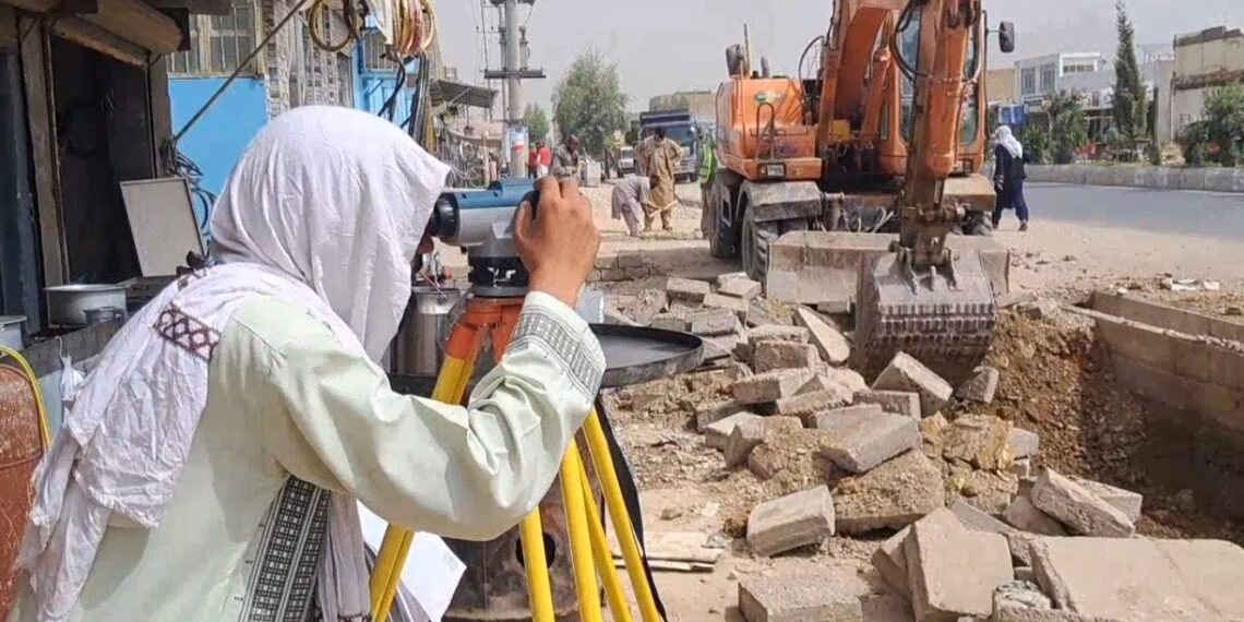 له اروزګان ولایت او شمالي ولسوالیو سره د کندهار ښار نښلولو سړک د پراخولو چارې پیل شوې