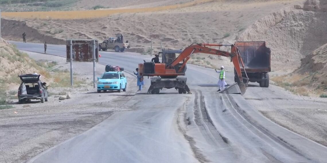 د مزارشريف-دره صوف سړک د بیارغونې چارې پیل شوې