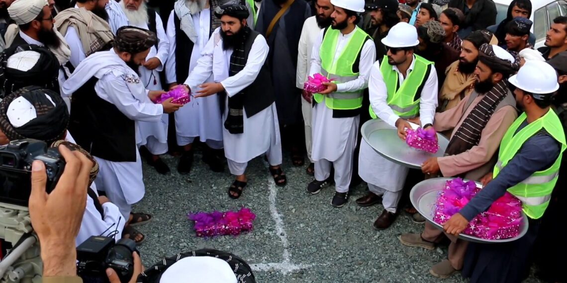 فرضي کرښې ته څېرمه ولایتونو کې د یو میلیارد افغانیو په لګښت پروژې پلې کېږي