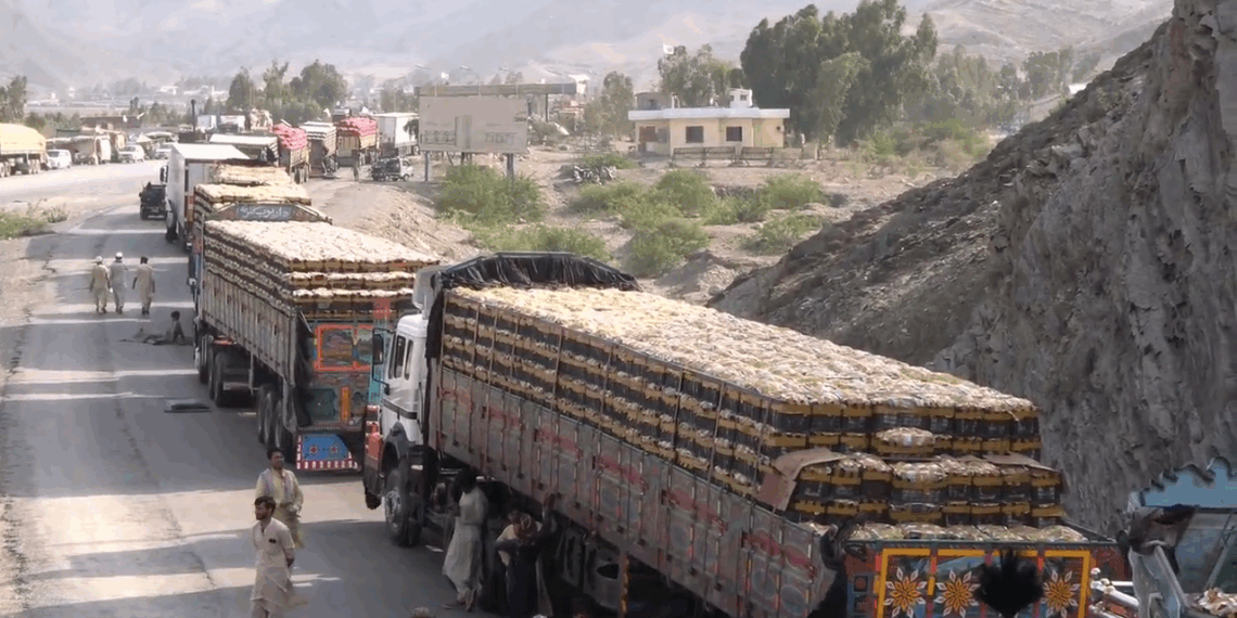 تورخم کې د افغان لاریو پر وړاندې شته خنډونو سوداګرو ته میلیونونه ډالر زیان اړولی