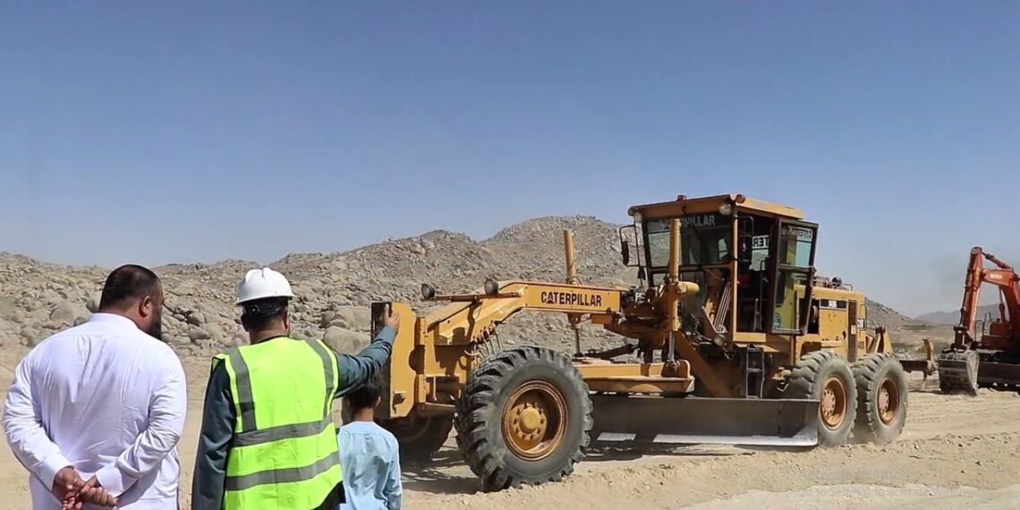 د کندهار– اورزګان لویې لارې د یوې برخې اساسي بیارغولو کار پيل شو