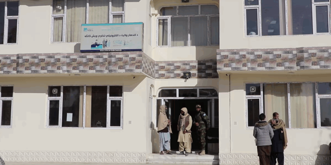 د کندهار لرې پرتو ولسوالیو خلک د برېښنايي پېژندپاڼو وېش مرکزونه غواړي