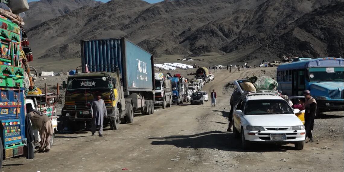 حقاني: تېرو دوو ورځو کې له ګاونډیو هېوادونو۳۰ زره افغانان را ایستل شوي