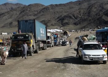 حقاني: تېرو دوو ورځو کې له ګاونډیو هېوادونو۳۰ زره افغانان را ایستل شوي