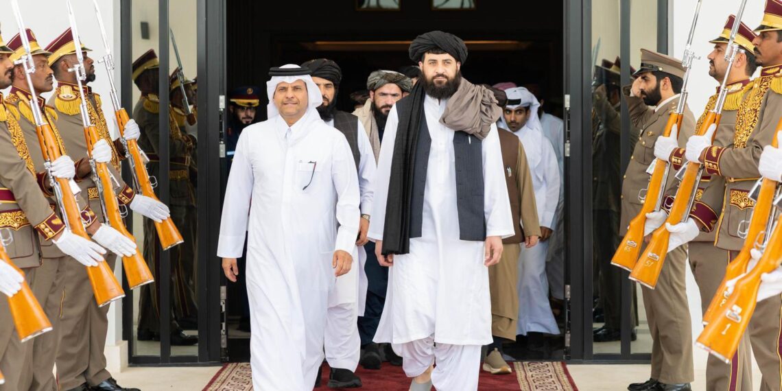 کارپوهان: قطر ته د دفاع وزیر سفر له نړۍ سره د افغان دولت د اړیکو پراخېدو څرګندونه کوي