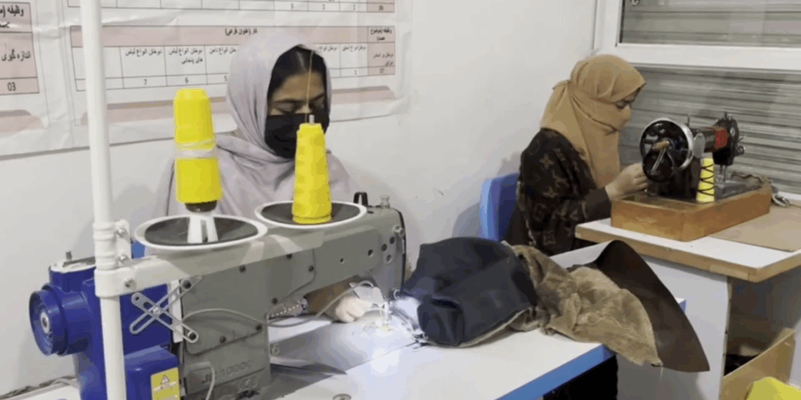 بلخ کې یوې متشبثې ښځې لسګونه راستنو شویو ته کارې فرصتونه برابر کړي