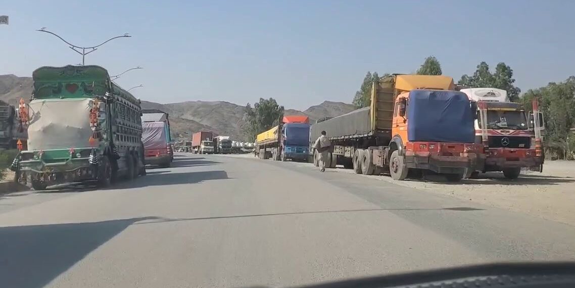 د تورخم لارې بندېدو له امله سوداګر او ناروغان له ګڼو ستونزو سره مخ دي