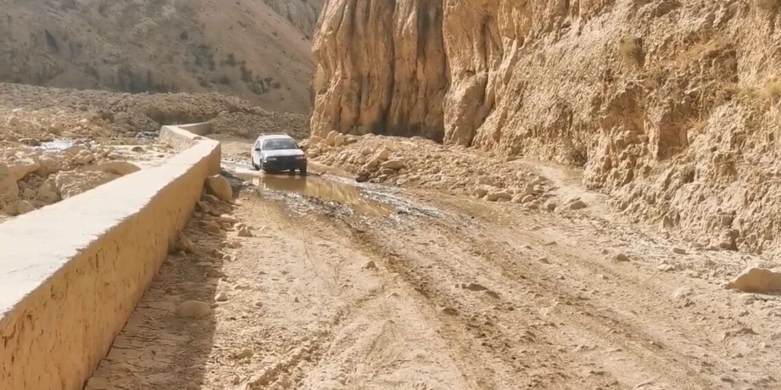 د سمنګان روی دوآب ولسوالۍ خلک د لارې له خرابوالي شکایت کوي