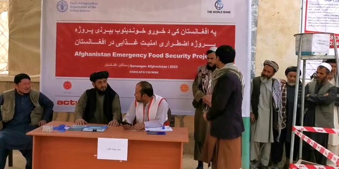 سمنګان کې پر بزګرانو د بذري تخمونو او کیمیاوي سرې د وېش لړۍ پیل شوه