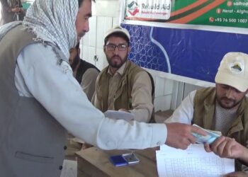 هرات کې له ایران تازه راستنو شویو کورنیو ته نغدې مرستې ووېشل شوې