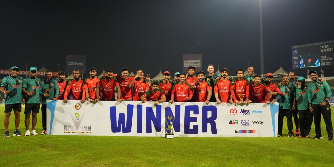 مبصرین: د بنګله دېش پر وړاندې پرله پسې ماتو لامل د لوبغاړو ناسمې لوبې وي