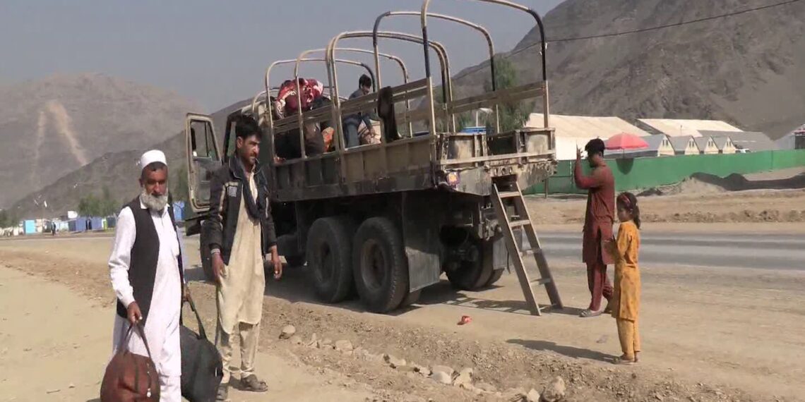 تازه راستانه شوي کډوال: د پاکستان پوځي رژیم پولیس له افغانانو سره سخت او ناوړه چلن کوي