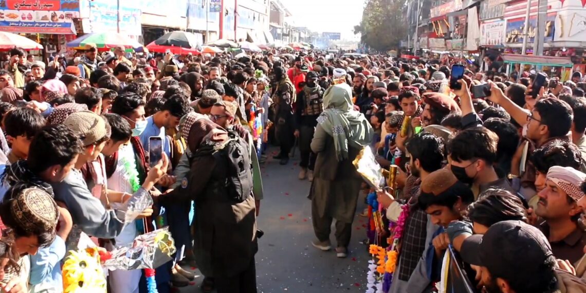 خوست کې زرګونه کسانو د فوټسال تنکيو ځوانانو ملي لوبډلې هرکلى وکړ