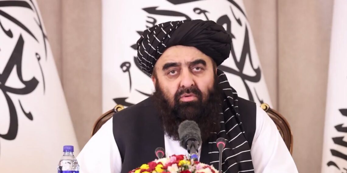 متقي: ځینې هېوادونه د سیاسي موخو لپاره افغان کډوالو سره ناسم چلن کوي