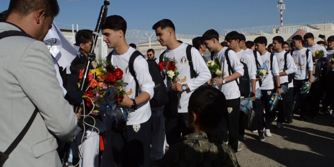 هرات کې زرګونه کسانو د فوټسال ملي ټیم د لوبغاړو هرکلی وکړ