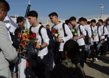 هرات کې زرګونه کسانو د فوټسال ملي ټیم د لوبغاړو هرکلی وکړ