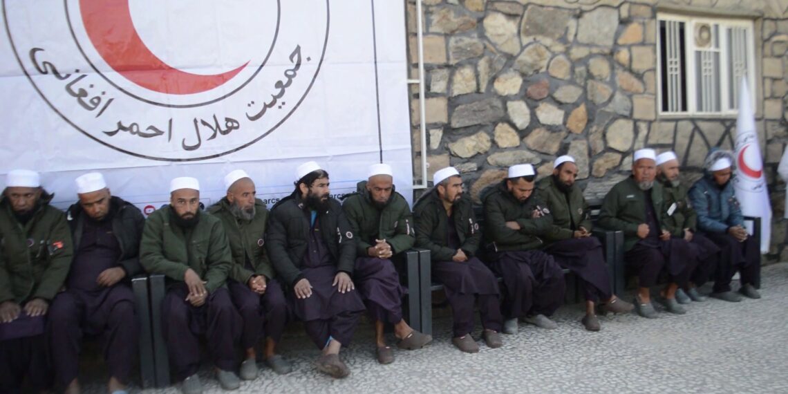 د دوه کلنې درملنې پای؛ سرې میاشتې هرات کې یو شمېر ناروغان خپلو کورنیو ته وسپارل