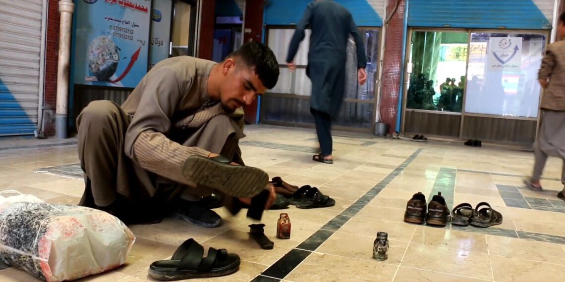 له مډال ګټلو تر بوټ رنګولو؛ د ازادو سیالیو مډال لرونکی لوبغاړی اوس د خلکو بوټونه رنګوي