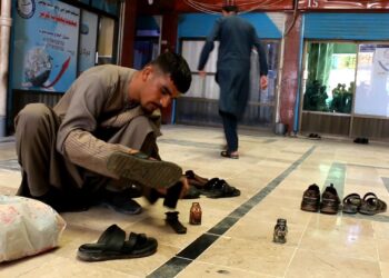 له مډال ګټلو تر بوټ رنګولو؛ د ازادو سیالیو مډال لرونکی لوبغاړی اوس د خلکو بوټونه رنګوي