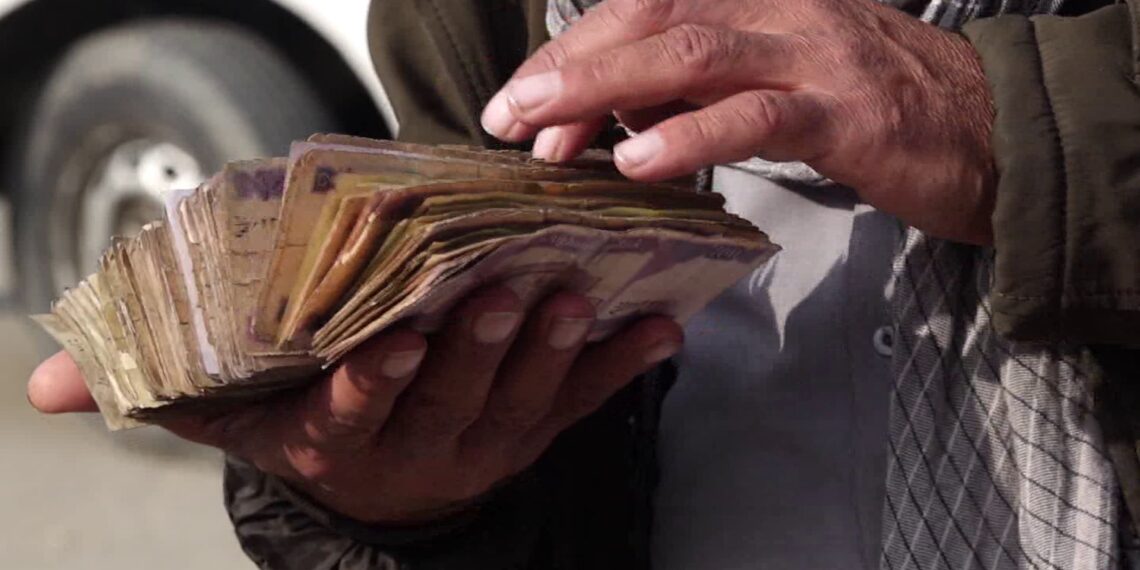 له زړو بانک نوټونو د خلکو شکایت: پر کاروبار مو منفي اغېز لري