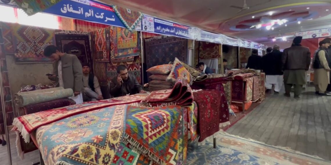 جوزجان کې د کورنیو تولیداتو درې ورځنی نندارتون پرانستل شو