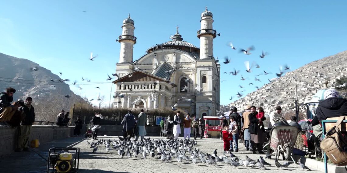 د کابل شاه دو شمشېره جومات زیارت کوونکي او سیلانیان ډېر شوي