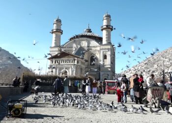 د کابل شاه دو شمشېره جومات زیارت کوونکي او سیلانیان ډېر شوي