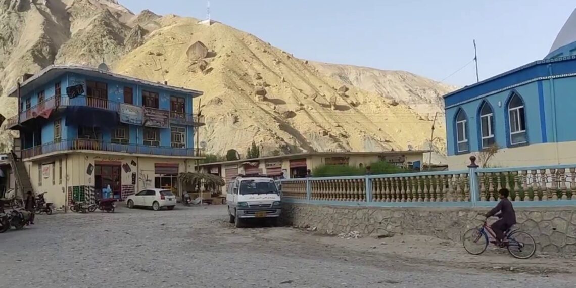 د سرپل بلخاب ولسوالۍ خلک د مخابراتي اړیکو نیولو لپاره څو ساعته مزل کوي