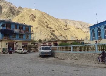 د سرپل بلخاب ولسوالۍ خلک د مخابراتي اړیکو نیولو لپاره څو ساعته مزل کوي