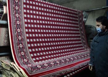 هرات کې د فرش او غالیو صنعکاران: د برېښنا او خامو موادو له کمښت سره مخ یو
